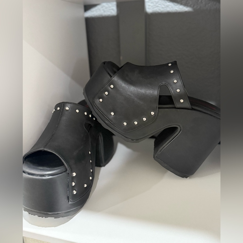 New never wore black platforms